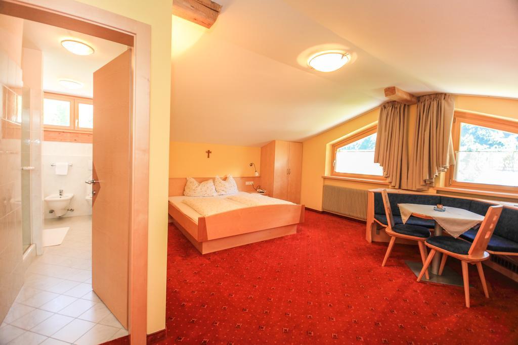 Garni Des Alpes Hotel Solda Room photo